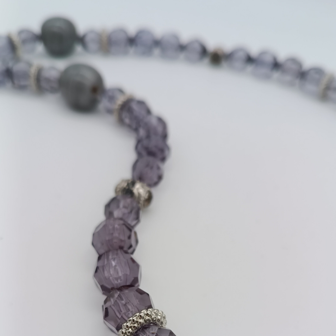 Italienische Kette, lila und graue Perlen, mit mehrteiligem Anhänger