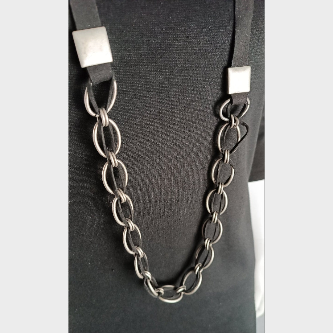 SARAH PACINI lange Kette Leder mit Metall-Ringen