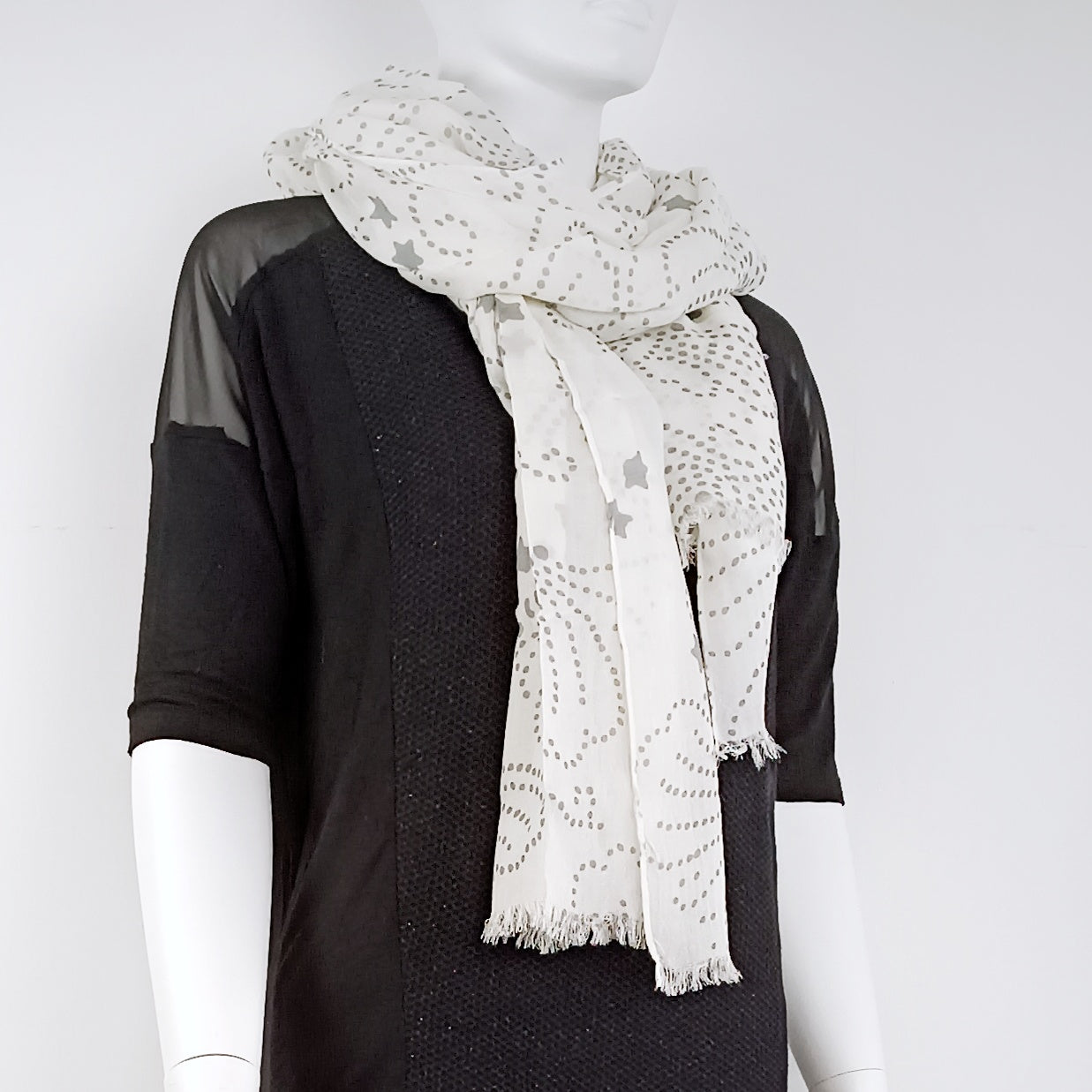 Schal - Halstuch Beige mit grauem Sternen und Punkten, XXL-Länge