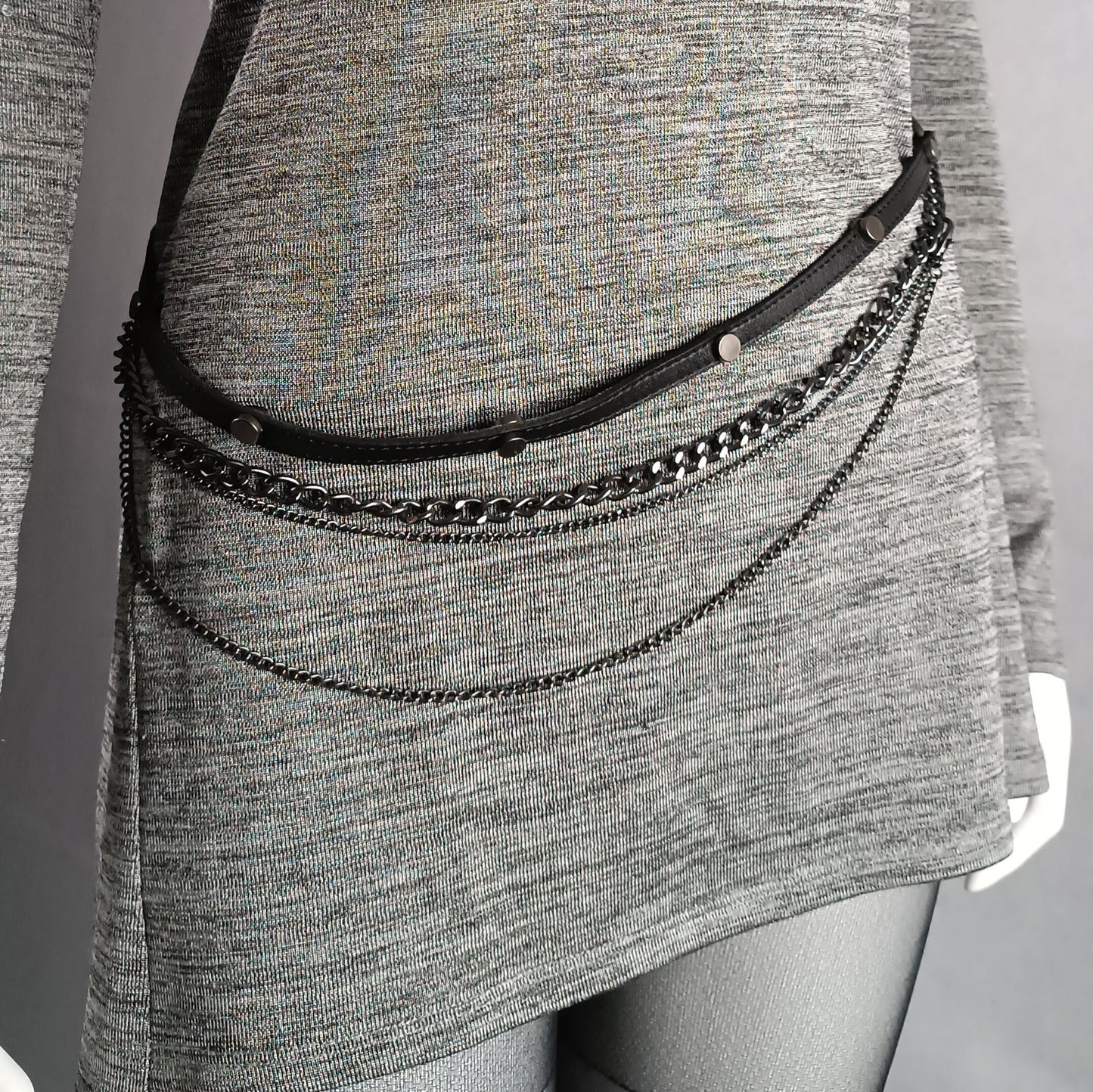 SARAH PACINI Gürtel schwarz, Leder mit kleinen Ketten