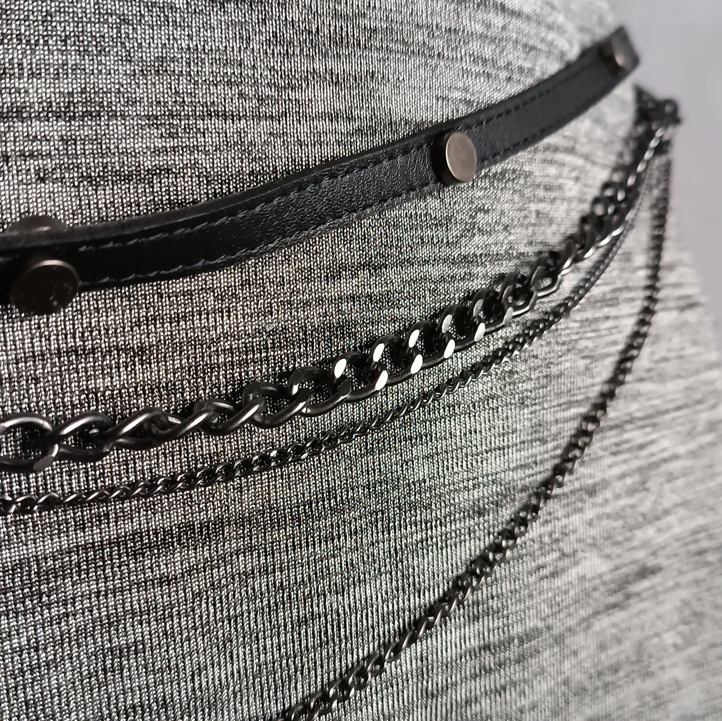 SARAH PACINI Gürtel schwarz, Leder mit kleinen Ketten