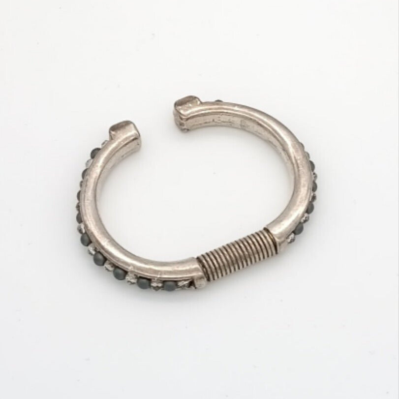 SARAH PACINI Armreif versilbert mit Steinen verziert und elastischer Metallfeder