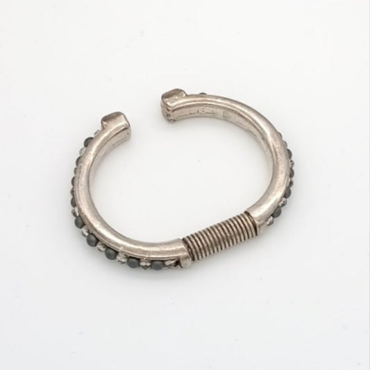 SARAH PACINI Armreif versilbert mit Steinen verziert und elastischer Metallfeder
