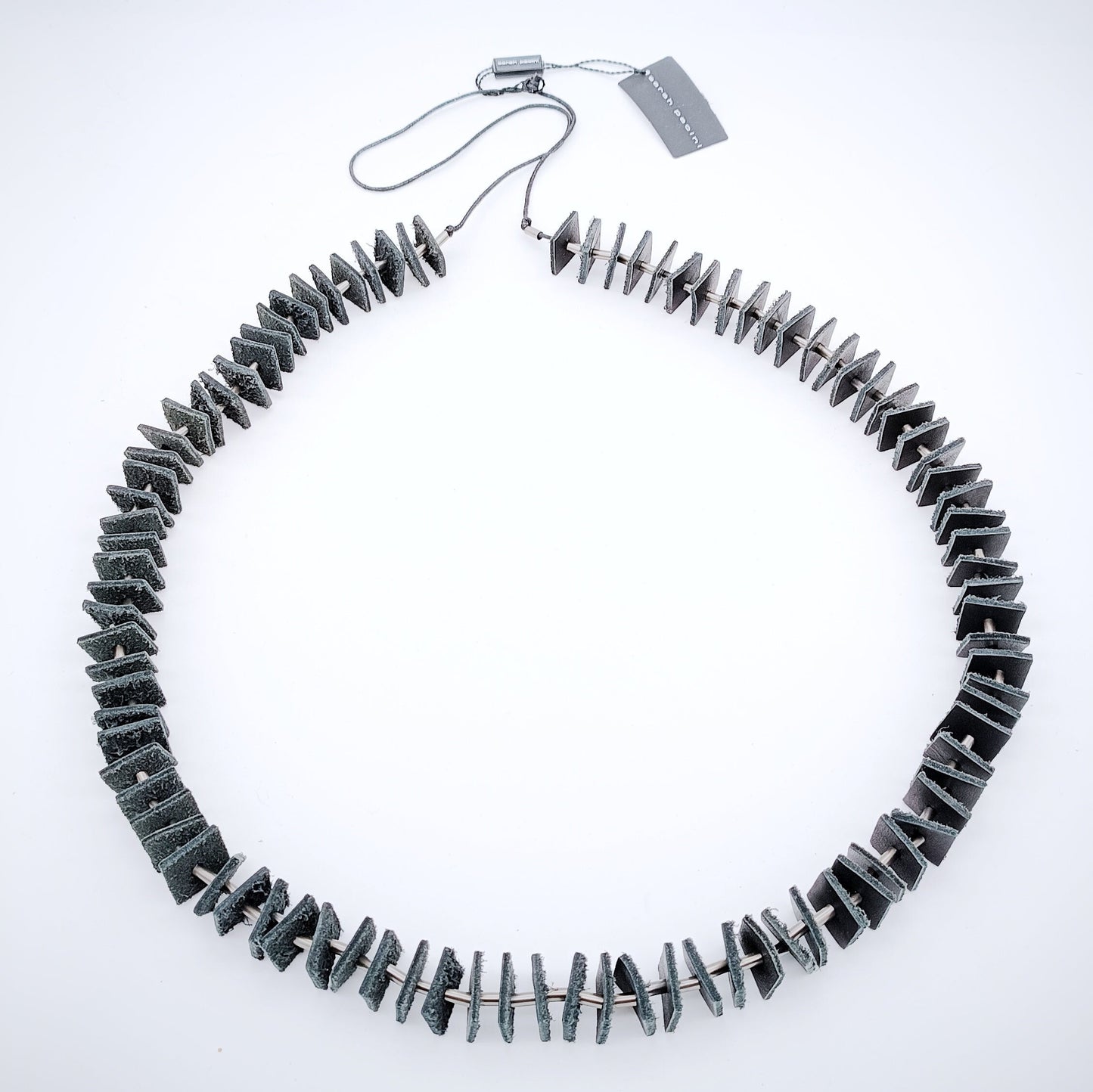 SARAH PACINI Lederkette, lang, einzelne Lederquadrate