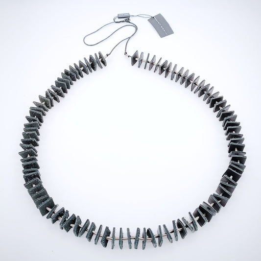 SARAH PACINI Lederkette, lang, einzelne Lederquadrate
