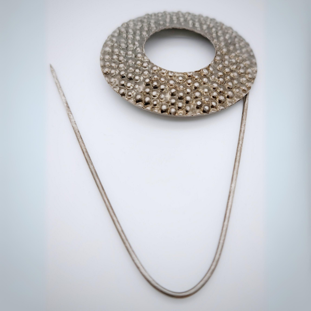 SARAH PACINI Brosche Relief, runde Form - Diskus