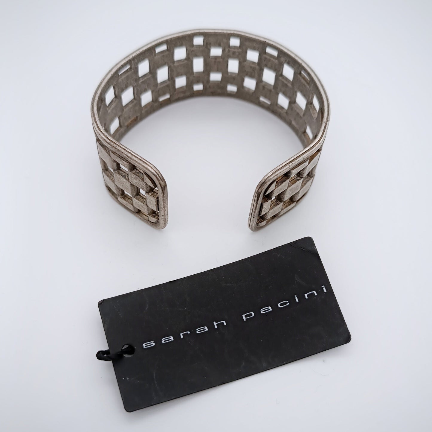 SARAH PACINI breiter Armreif, versilbert, quadratische Waben