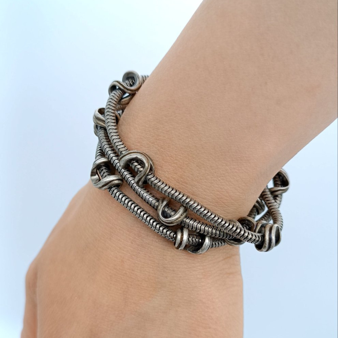 SARAH PACINI Armband umschlungen von gebogenen Ringen