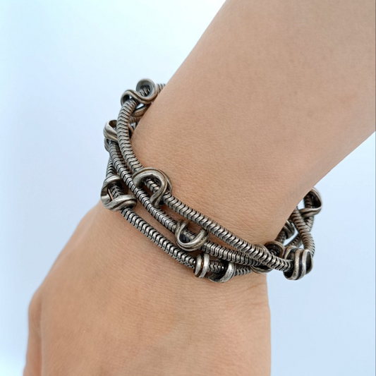 SARAH PACINI Armband umschlungen von gebogenen Ringen