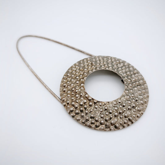 SARAH PACINI Brosche Relief, runde Form - Diskus