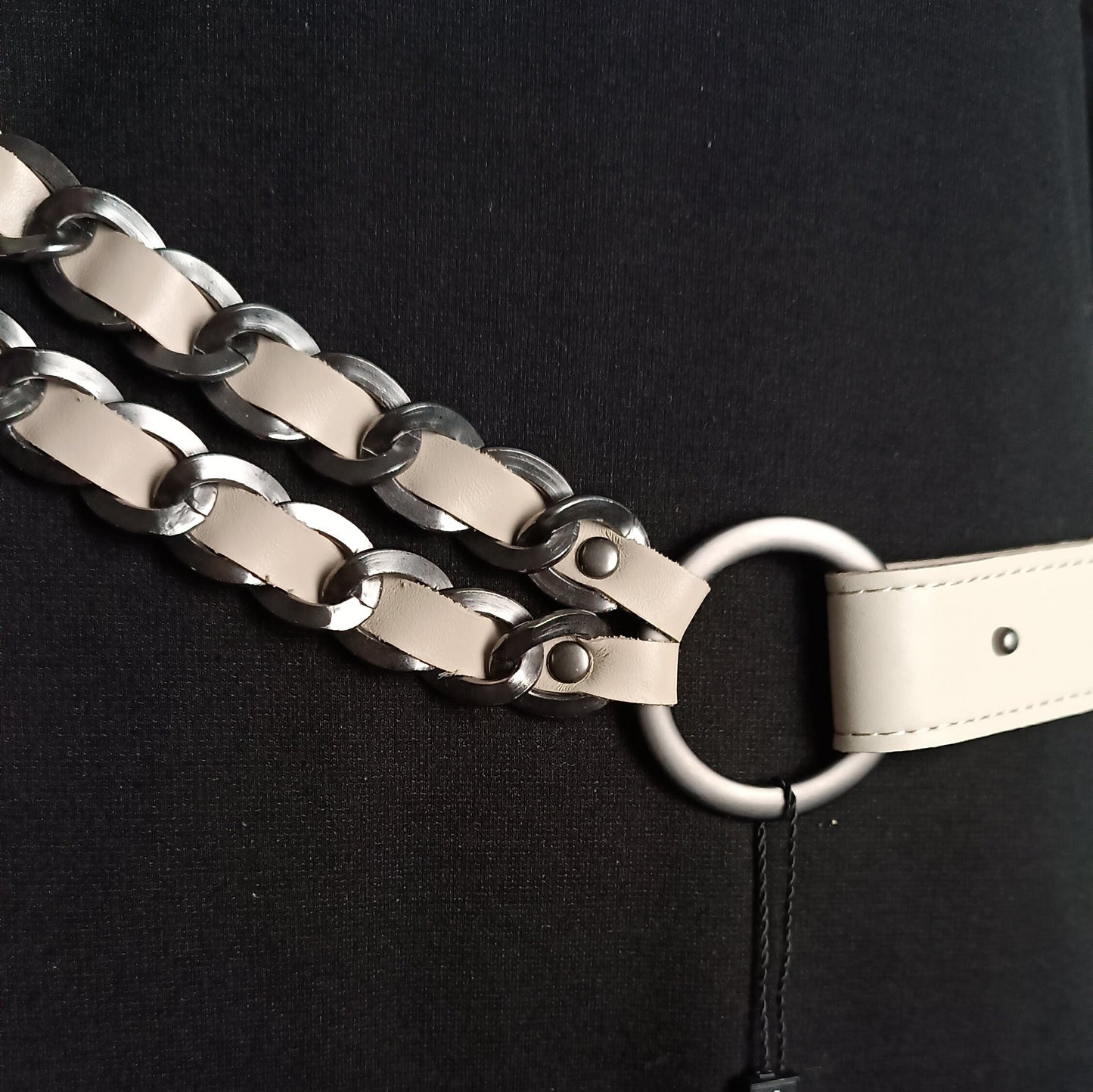 SARAH PACINI Ledergürtel mit Ketten beige