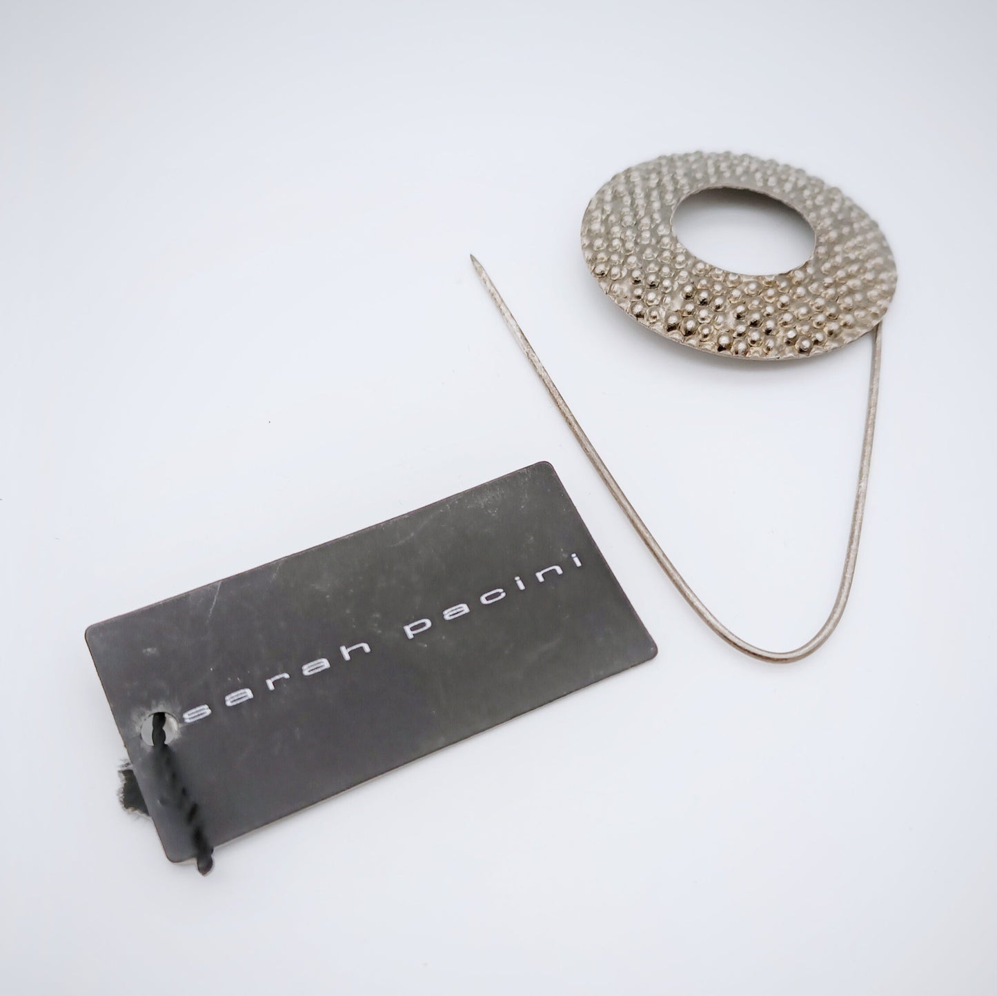 SARAH PACINI Brosche Relief, runde Form - Diskus